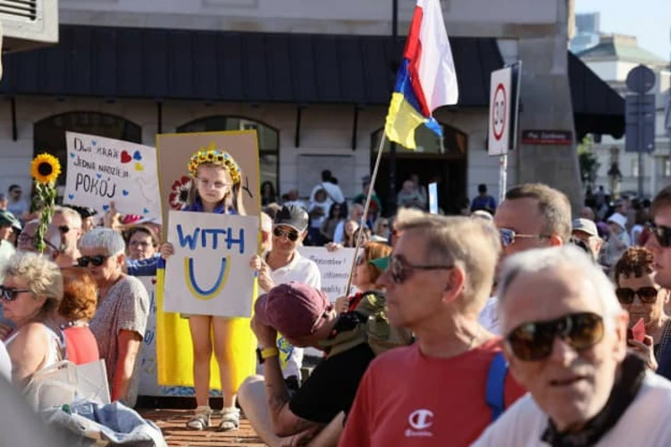 Кампанія «Не будь байдужим» охопила 22 міста Польщі: петицію з 11 тисячами підписів передали Туску
