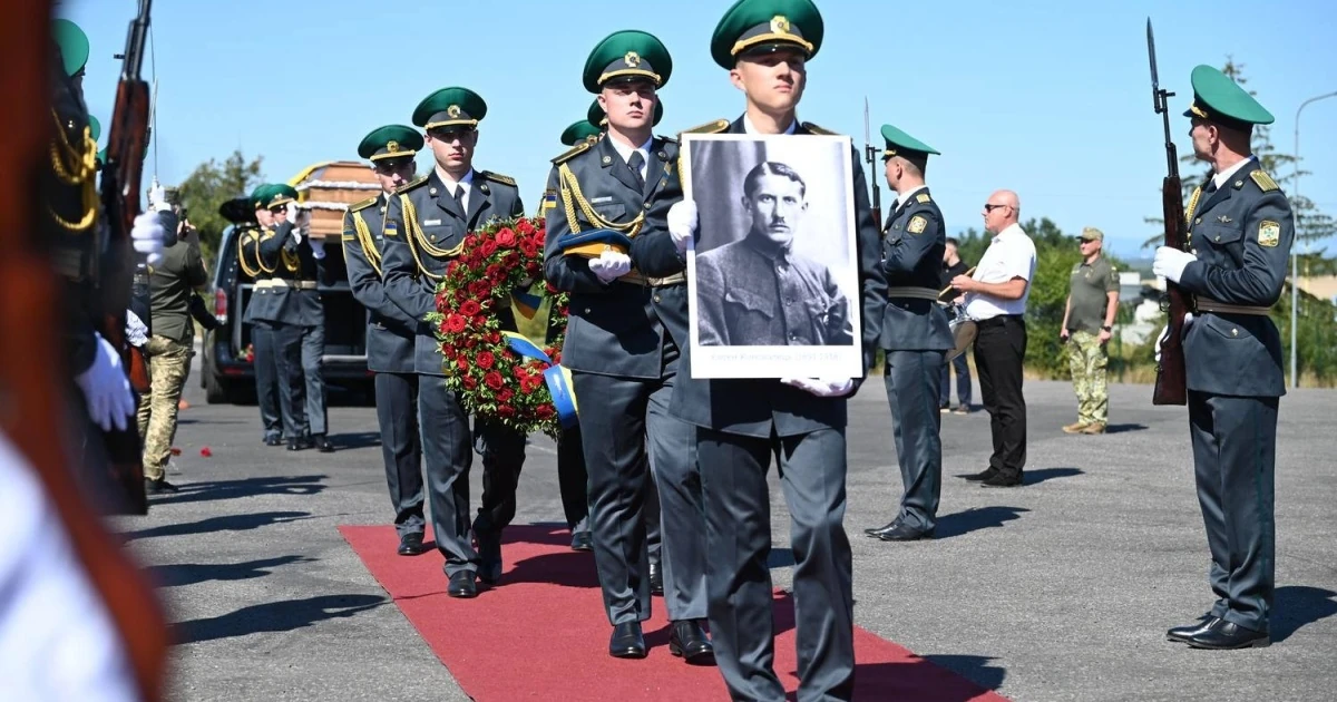 Учасники церемонії зустрічі праху Коновальця в Ужгороді: склад делегації
