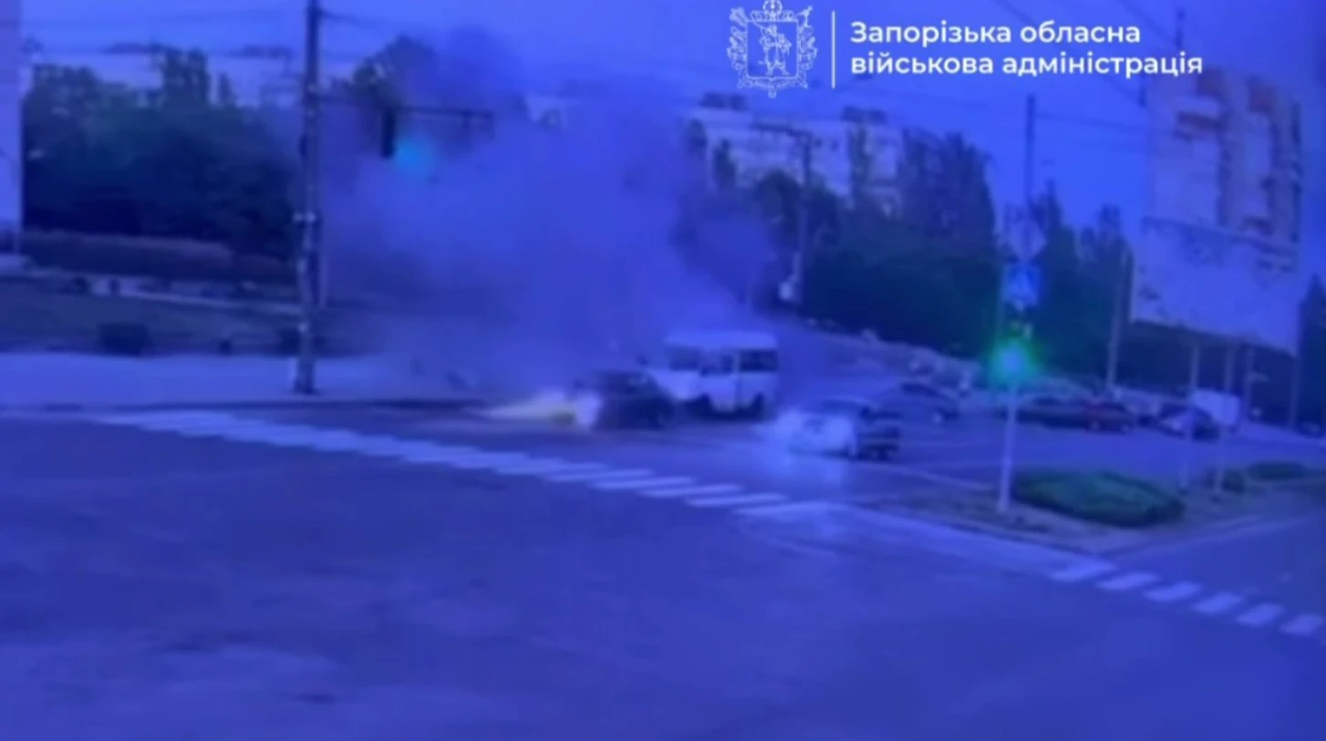 У Запоріжжі вночі дрон вдарив по маршрутці: троє у важкому стані