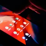 Смартфон Android з номером телефону, пов’язаним з обліковими записами Google