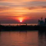Російські рибальські судна біля підводних комунікаційних кабелів у морі