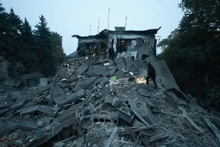 Після нічної атаки КАБами на Запоріжжя рятувальники дістали жінку з-під завалів